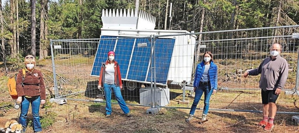 Ortstermin an der Windmessanlage am Ruhmannsberg: Eike Hallitzky (v.r.), Kreisrätin Jutta Koller, Veronika Fischl und Brigitte Steidele, Kreisrätin − Foto: Koller Ortstermin an der Windmessanlage am Ruhmannsberg: Eike Hallitzky (v.r.), Kreisrätin Jutta Koller, Veronika Fischl und Brigitte Steidele, Kreisrätin − Foto: Koller