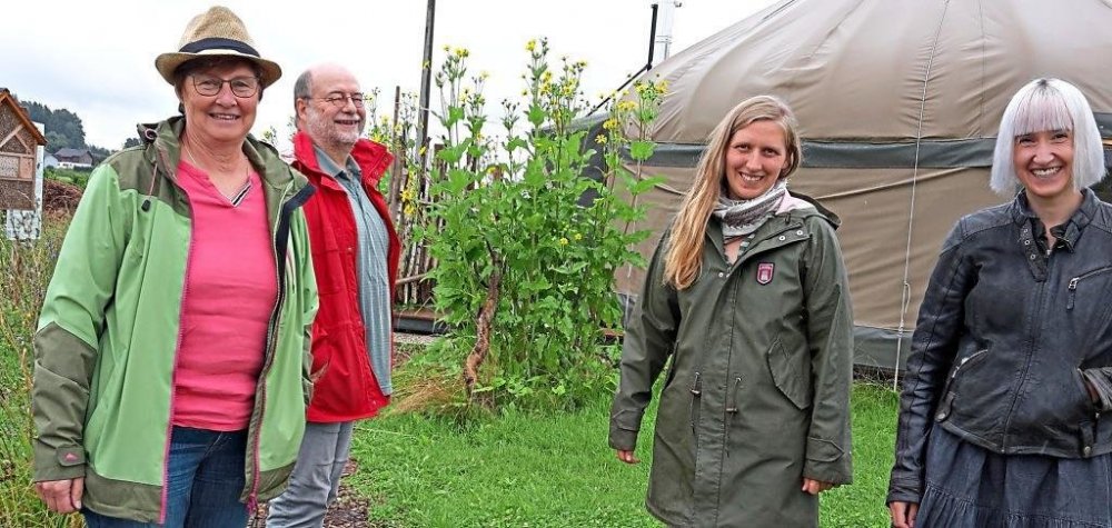 Der leichte Regen kann die Begeisterung der Grünen nicht trüben für den Gemeinschaftsgarten von Sabrina Wagner (2.v.r.): Rosi Steinberger (v.l.), Eike Hallitzky, und Stefanie Auer. −Fotos: Menzel