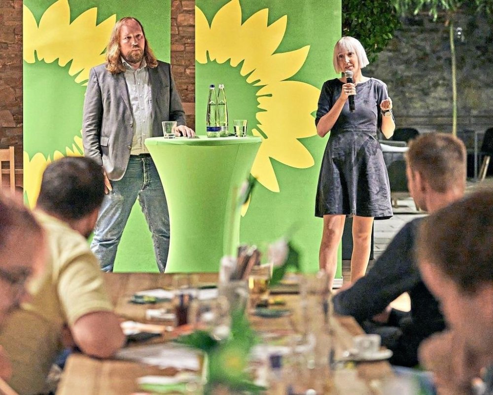 Energiewende, Landwirtschaft und Mobilität waren die großen Themen von Stefanie Auer (r.) und Anton Hofreiter. -Foto: Tobias Köhler