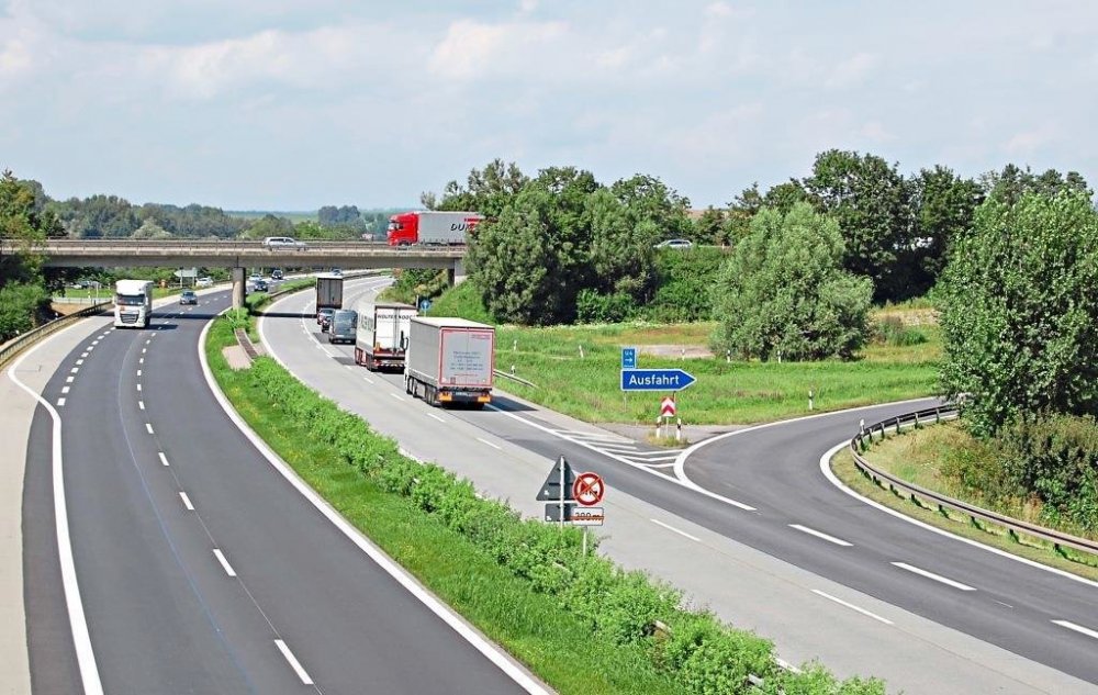Die Bundesautobahn und die darüberführende B512 bei Neuhaus am Inn. Hier wird das Autobahnkreuz der neuen A94 und der A3 entstehen. -Foto: Archiv Markus Lindmeier