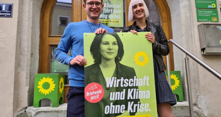 Freuen sich über den Besuch der Grünen Kanzlerkandidatin in Passau: Bundestagskandidatin Stefanie Auer und Kreisvorsitzender Matthias Weigl. Bild: Grüne Passau Freuen sich über den Besuch der Grünen Kanzlerkandidatin in Passau: Bundestagskandidatin Stefanie Auer und Kreisvorsitzender Matthias Weigl. Bild: Grüne Passau