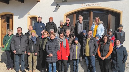 Bescuher*innen auf dem Haindl-Hof Interessierten sich für die Milch-, Joghurt- und Käseproduktion mit unter anderem: Brigitte Steidele, Sonja Kessler, Mia Goller, Jutta Koller und Sascha Müller. Hatten eingeladen: Andreas und Alois Huber vom Haindl-Hof, Dirk Wildt von den Landkreis-Grünen, Josef Hopper vom Bayerischen Bauernverband.