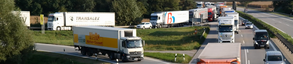 Grenzkontrollen: Laster verlassen an der Ausfahrt Pocking die Autobahn, um Stau und langen Wartezeiten zu entgehen.