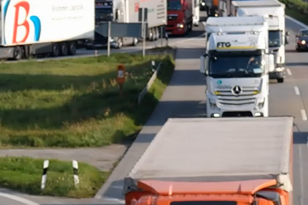 Grenzkontrollen: Laster verlassen an der Ausfahrt Pocking die Autobahn, um Stau und langen Wartezeiten zu entgehen.