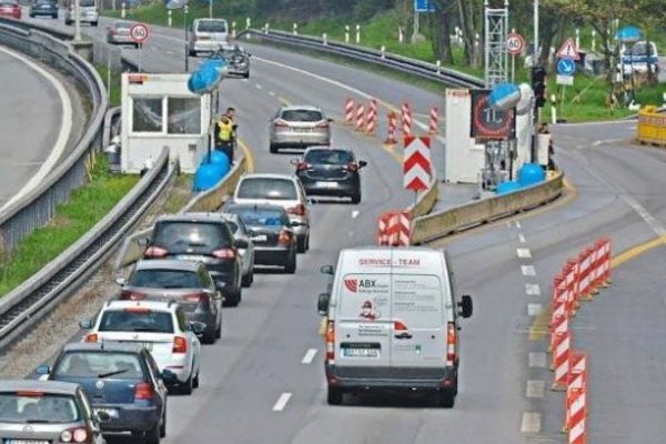 Die Grenzkontrollen auf der A3 bei Pocking sollen in Richtung Österreich verlegt werden. Dass dafür bei Reding ein Lkw-Parkplatz gebaut werden soll, stinkt den Anwohnern. −Foto: Archiv Schlegel