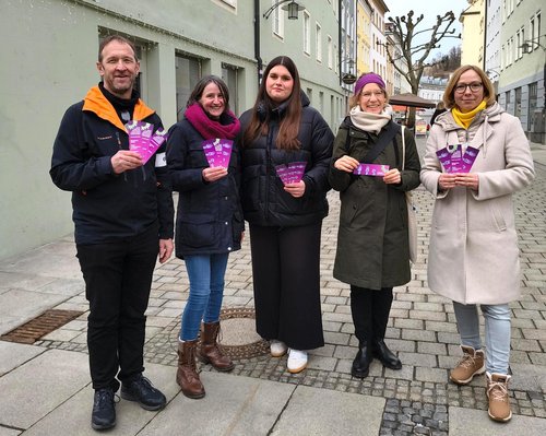 Kreisverband Passau-Land präsentiert seine Lesezeichen V.l.n.r.: Thoralf Fricke, Landesgeschäftsführer pro familia Bayern e.V., die Gestalterinnen des Lesezeichens Verena Regner und Paulina Wachler, Vorstandsmitglieder Lisa Geiger und Claudia Woller