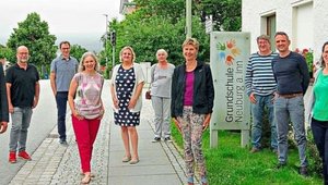 In der Gemeinde Neuburg am Inn gründen die Grünen einen Ortsverband, was auch Grünen-MdL Toni Schuberl (l.) freut. Mit dabei sind unter anderem die Neuburger Gemeinderäte Eike Hallitzky (2.v.l.), Dorothee Hartmann (4.v.r.) und Hans Eibl (3.v.r.). Ortsverbandssprecher sollen Marc Kuhnt (2.v.l.) und Karin Polz (4.v.l.) werden. -Foto: PNP