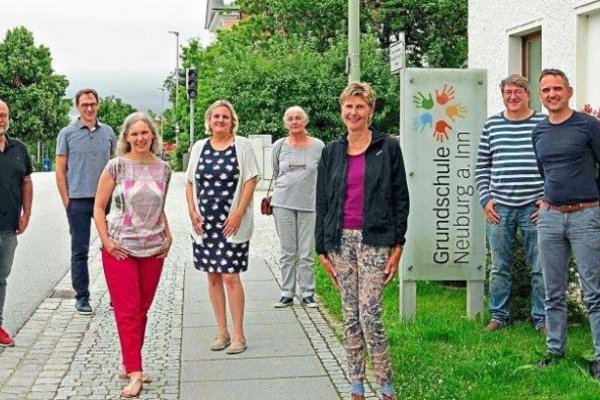In der Gemeinde Neuburg am Inn gründen die Grünen einen Ortsverband, was auch Grünen-MdL Toni Schuberl (l.) freut. Mit dabei sind unter anderem die Neuburger Gemeinderäte Eike Hallitzky (2.v.l.), Dorothee Hartmann (4.v.r.) und Hans Eibl (3.v.r.). Ortsverbandssprecher sollen Marc Kuhnt (2.v.l.) und Karin Polz (4.v.l.) werden. -Foto: PNP