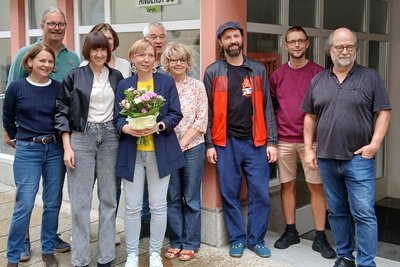 Unsere frisch gekürte Landratskandidatin Claudia Woller (mit Blumen) und Jutta Koller, Sascha Müller, Steffi Auer, Monika Salomon, Dirk Wildt, Christian Anetsberger, Stefan Gangl, Eike Hallitzky (c) Verena Regner Unsere frisch gekürte Landratskandidatin Claudia Woller (mit Blumen) und Jutta Koller, Sascha Müller, Steffi Auer, Monika Salomon, Dirk Wildt, Christian Anetsberger, Stefan Gangl, Eike Hallitzky (c) Verena Regner