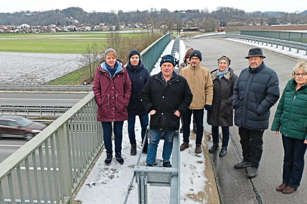 „In den letzten beiden Jahren ist die Autobahn laut geworden“, berichten Anwohnerinnen und Anwohner von Malching bei einem Ortstermin mit Kreisrätin Brigitte Steidele (r.) und dem Vorsitzenden der Landkreis-Grünen, Dirk Wildt. −Foto: red 
