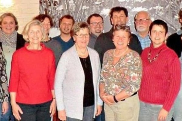 Bei der Liste FWG/Grüne stehen Frauen in der ersten Reihe und auch auf den ersten Plätzen. Nicht alle Kandidaten waren beim Fototermin dabei. – Foto: pnp