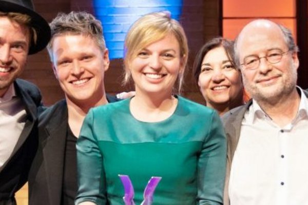 Bei der Preisverleihung in Berlin: Fraktionsvorsitzende Katharina Schulze (Mitte) mit (v.r.) Landesvorsitzender Sigi Hagl, Landesschatzmeister Sascha Müller und Landesvorsitzender Eike Hallitzky | Foto: Lena Giovanazzi
