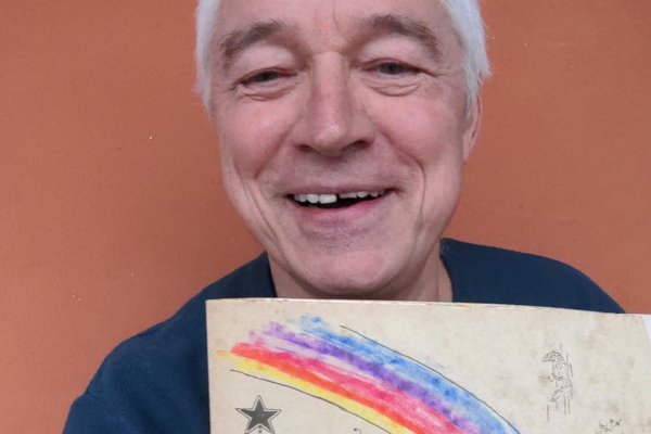 "Schon damals die Legalisierung gefordert": Dirk Wildt mit der Schülerzeitung "Regenbogen" von vor mehr als 45 Jahren