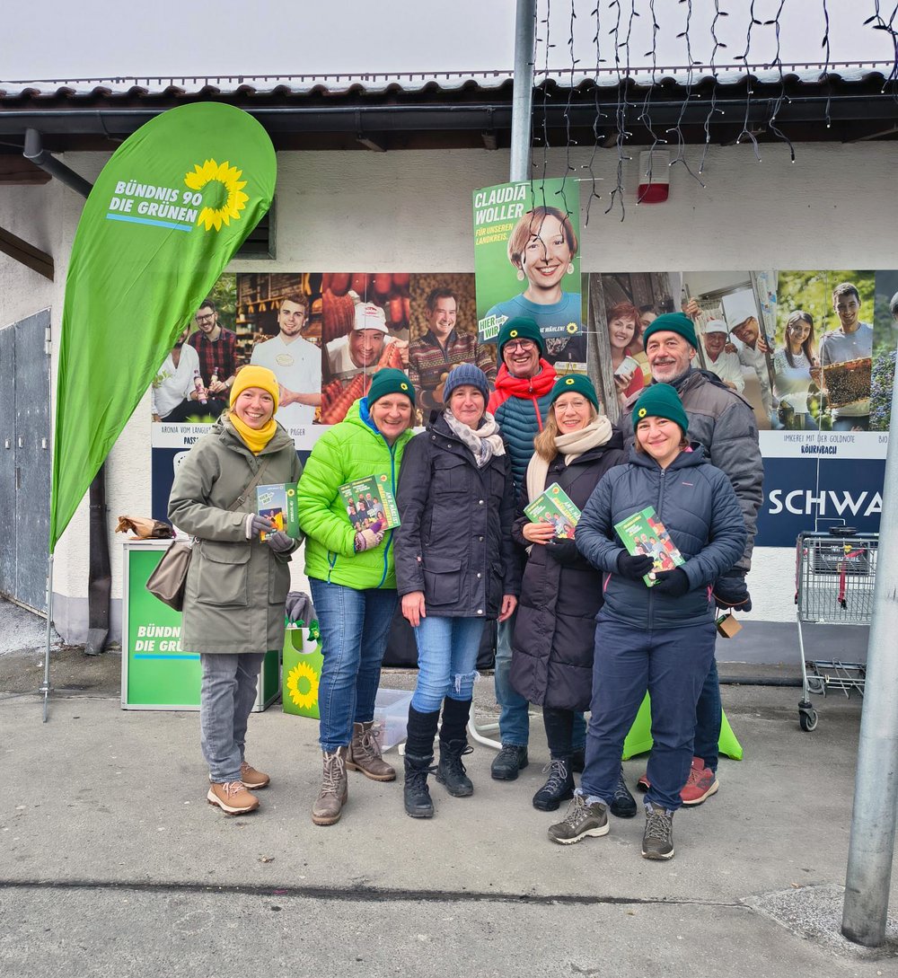 Wahlkampfstand am 24.01.2026 in Tiefenbach Sieben Personen posieren vor einem Infostand der Partei Bündis 90/Die Grünen. Sie tragen Winterbekleidung.