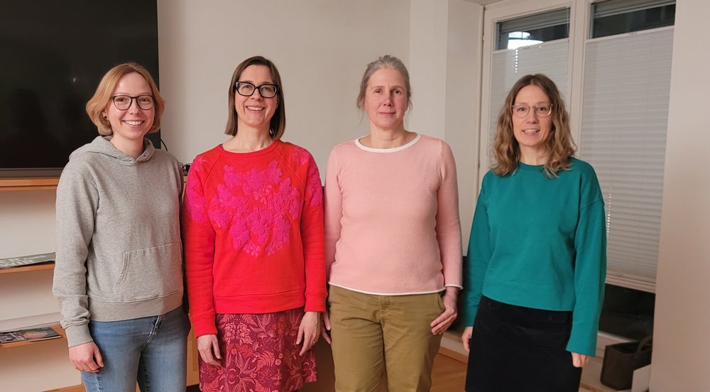 Dr. Gwen Windpassinger informiert über Medienerziehung Vier Frauen posieren für ein Gruppenfoto. Sie stehen nebeneinander und lächeln in die Kamera.