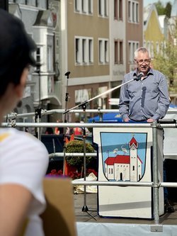 Am Rednerpult Dirk Wildt, Vorsitzender der Landkreisgrünen. 14. April 2024: Demo für Demokratie und Vielfalt in Rotthalmünster | Foto: Claudia Woller Am Rednerpult Dirk Wildt, Vorsitzender der Landkreisgrünen. 14. April 2024: Demo für Demokratie und Vielfalt in Rotthalmünster | Foto: Claudia Woller