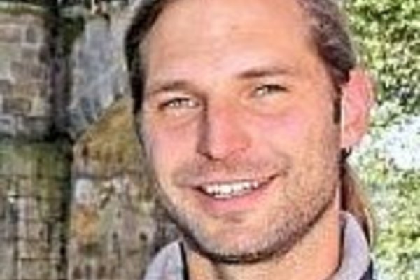 Zuversichtlich blickt Toni Schuberl, Landtags-Spitzenkandidat von Bündnis 90/Die Grünen, inmitten von viel Grün am grünen Inn in Passau dem Wahltag 14. Oktober entgegen. | Foto: Brunner