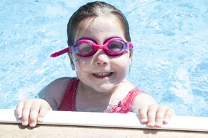 Mädchen im Schwimmbad