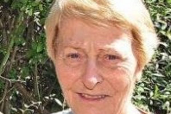 Dr. Helgard Reichholf-Riehm legt viel Wert auf naturnahe Flächen. So hat sie in ihrem Garten eine Vogelhecke gepflanzt, in der "reges Leben" herrscht, wie sie sagt. −Foto: Gerleigner