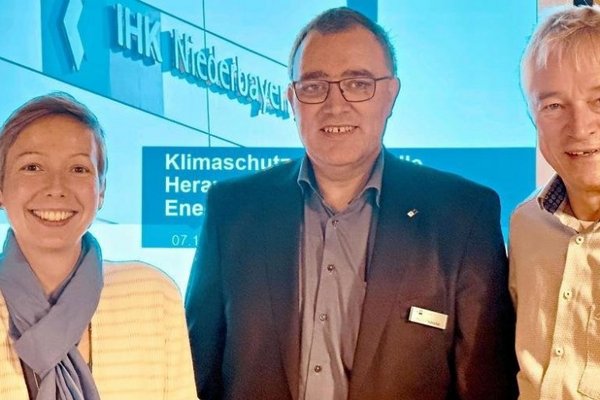 Um die Energiewende ging es beim Gespräch der Vorsitzenden der Landkreis-Grünen Claudia Woller (l.) und Dirk Wildt (r.) mit dem Energie-Experten der IHK Martin Nätscher (M.). −Foto: Brummer