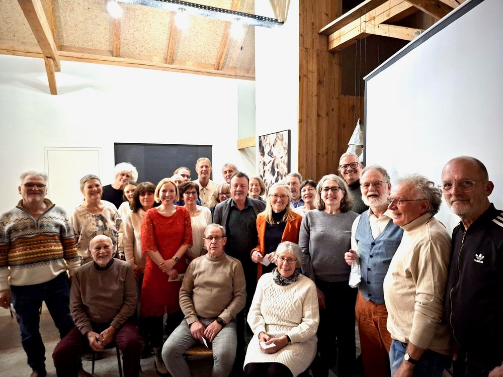 Der Frische Wind e.V. in Salzweg wird 25 Etwa 30 Personen stehen für ein Gruppenfoto zusammen. Im Vordergrund sitzen drei Personen auf Stühlen.