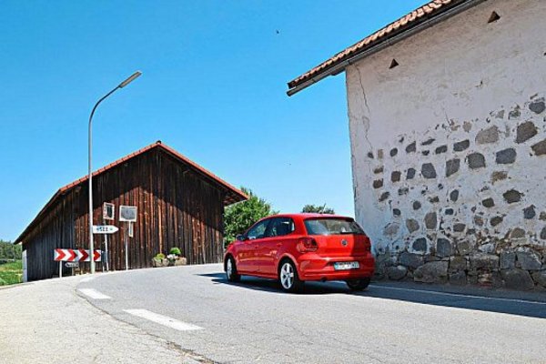 Die 90-Grad-Kurve in Rohrbach ist ein Hauptargument für die Umfahrung, die das Dorf komplett umgehen würde. Bei Schuberls Alternative könnte das rote Auto geradeaus weiterfahren. − Foto: Kain