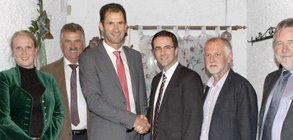 Bürgermeisterkandidat BW/FWG/Grüne/SPD, Tiefenbach/Passau: Walter Wagner (3. v.l.) Bürgermeisterkandidat BW/FWG/Grüne/SPD, Tiefenbach/Passau: Walter Wagner (3. v.l.)
