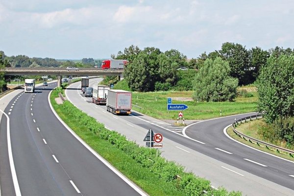 Die Bundesautobahn und die darüberführende B512 bei Neuhaus am Inn. Hier wird das Autobahnkreuz der neuen A94 und der A3 entstehen. -Foto: Archiv Markus Lindmeier