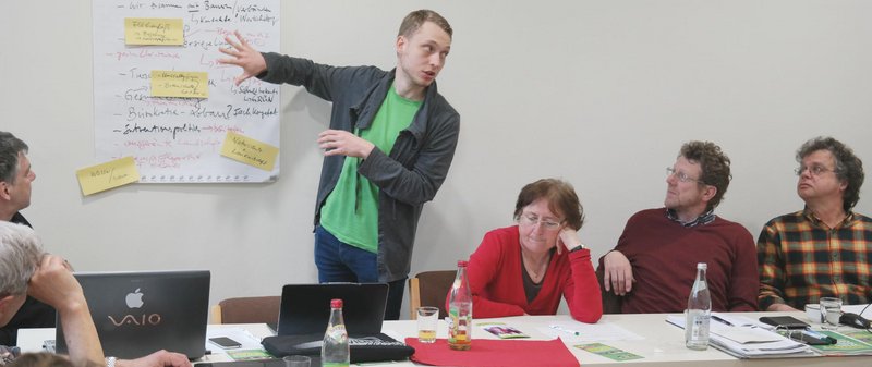 Wie soll unsere nächste Kampagne aussehen? Matthias Laage erläutert die Pläne bei einer Klausur.