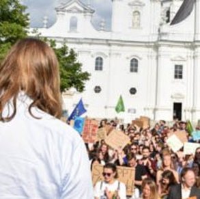 Fridays for Future: Toni Hofreiter redet vor 400 Teilnehmer*innen am Residenzplatz | Foto: Hermann Schoyerer