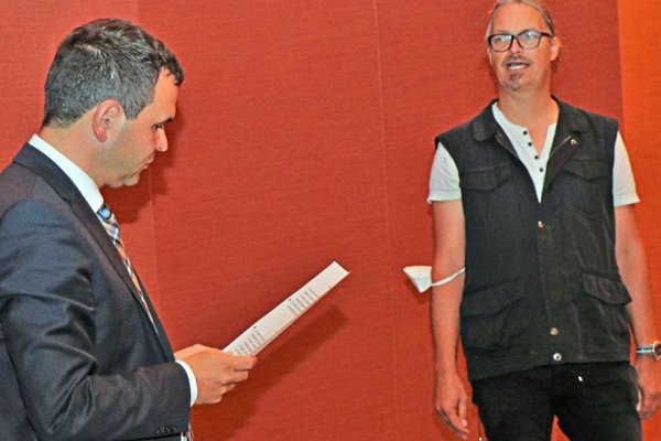 Offiziell vereidigt wurde der neue Grünen-Kreisrat Frederic-Sascha Müller (r.) bei der jüngsten Kreistagssitzung in Bad Füssing von Landrat Raimund Kneidinger. -Foto: Neumeier