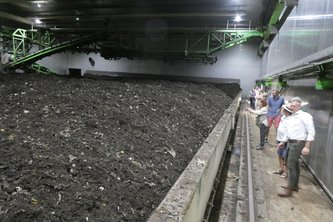 Bioabfälle werden zu Kompost, die wieder gewonnene Erde muss noch gereinigt werden: Recyclingzentrum Hellersberg/Passau | Foto: Dirk Wildt