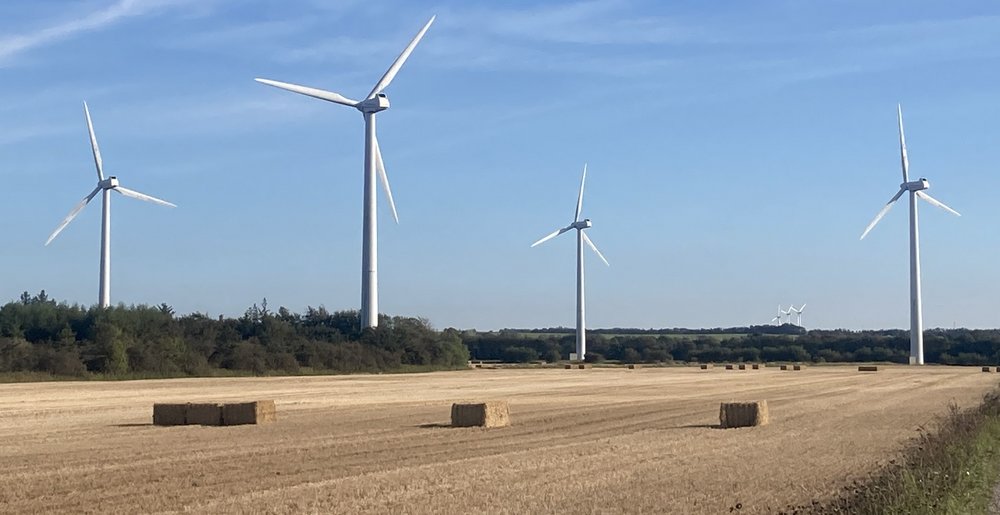Vier Windräder, die etwa im südlichen Hügelland oder auch oberhalb der Innleiten stehen könnten, reichen aus, um den gesamten Strombedarf der 16.000 Pockinger Haushalte zu decken | Foto: Eike Hallitzky Vier Windräder, die etwa im südlichen Hügelland oder auch oberhalb der Innleiten stehen könnten, reichen aus, um den gesamten Strombedarf der 16.000 Pockinger Haushalte zu decken | Foto: Eike Hallitzky