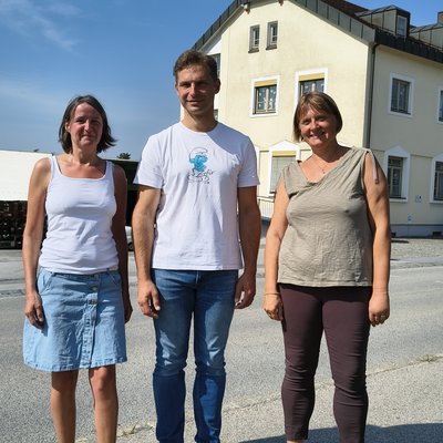 Kreisvorsitzende Verena Regner, Landtagsabgeordneter Toni Schuberl und Gemeinderätin Alexandra Scharinger