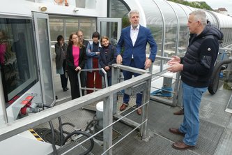 Dieter Janecek, Koordinator der Bundesregierung für maritime Schifffahrt und Tourismus, im Gespräch mit Reeder Florian Noé. Im Hintergrund das Elektro-Schiff Sunliner | Foto: Dirk Wildt