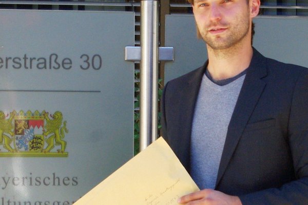 Pressefoto: Anton "Toni" Schuberl mit seiner Klage gegen Grenzkontrollen vor dem Bayerischen Verwaltungsgericht