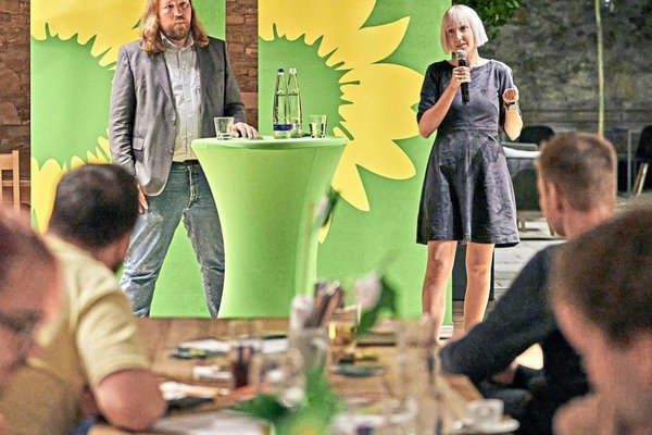 Energiewende, Landwirtschaft und Mobilität waren die großen Themen von Stefanie Auer (r.) und Anton Hofreiter. -Foto: Tobias Köhler