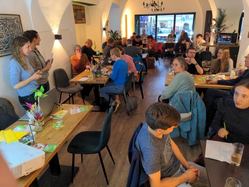 Großes Interesse und viel Spaß beim Pubquiz zum Thema Europa: Teilnehmer*innen im türkischen Restaurant Antakya in Passau | Foto:Dirk Wildt Großes Interesse und viel Spaß beim Pubquiz zum Thema Europa: Teilnehmer*innen im türkischen Restaurant Antakya in Passau | Foto:Dirk Wildt