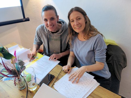 Präsentierten mit viel Charme 25 Fragen zu Europa und zur Europäischen Union: Isabel Sicklinger und Lisa Geiger | Foto: Dirk Wildt Präsentierten mit viel Charme 25 Fragen zu Europa und zur Europäischen Union: Isabel Sicklinger und Lisa Geiger | Foto: Dirk Wildt