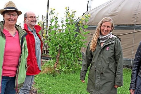 Der leichte Regen kann die Begeisterung der Grünen nicht trüben für den Gemeinschaftsgarten von Sabrina Wagner (2.v.r.): Rosi Steinberger (v.l.), Eike Hallitzky, und Stefanie Auer. −Fotos: Menzel