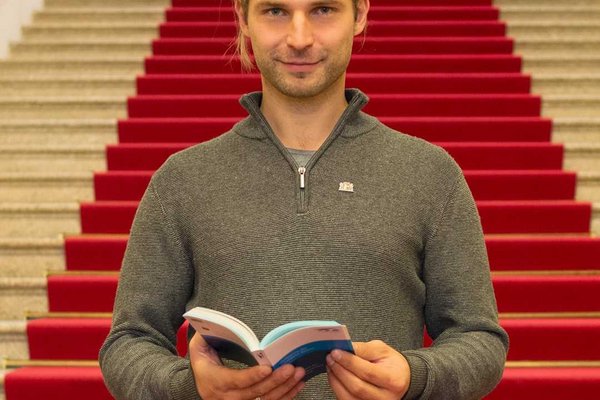 Der rechtspolitische Sprecher der Grünen, Toni Schuberl, mit der Verfassung im Landtag
