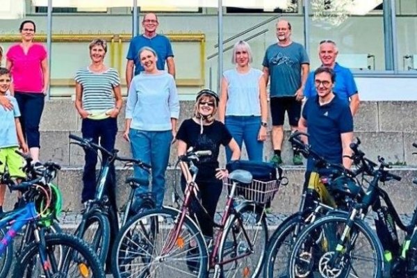 Eine der Stationen bei der Grünen-Infotour war die Schule in Neukirchen am Inn. Mit dabei war auch die Kandidatin für den Bundestag Stefanie Auer (5.v.r.). -Foto: PNP
