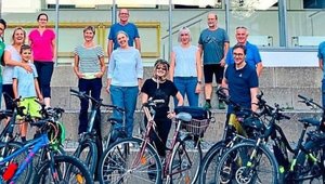 Eine der Stationen bei der Grünen-Infotour war die Schule in Neukirchen am Inn. Mit dabei war auch die Kandidatin für den Bundestag Stefanie Auer (5.v.r.). -Foto: PNP