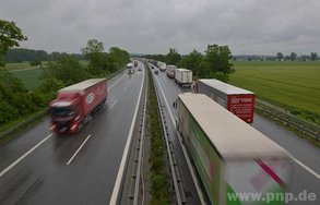 Die Anwohner von Reding bei Neuhaus am Inn hatten sich gegen den Bau eines Lkw-Parkplatzes und damit verbunden die Verlegung der Grenzkontrollen dort hin gewehrt. Nun lenkte das Bundesverkehrsministerium ein. −Foto: Archiv Jörg Schlegel