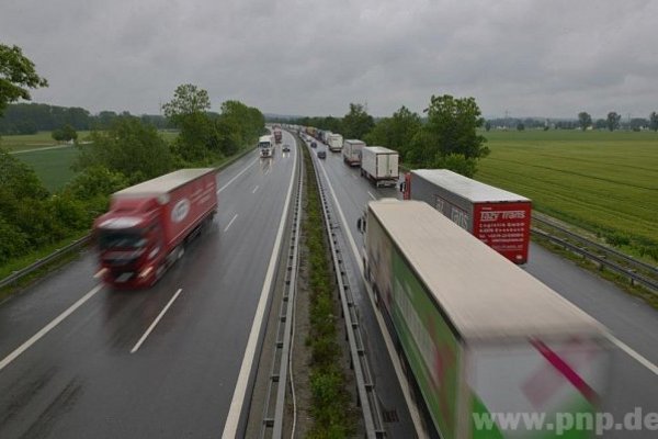 Die Anwohner von Reding bei Neuhaus am Inn hatten sich gegen den Bau eines Lkw-Parkplatzes und damit verbunden die Verlegung der Grenzkontrollen dort hin gewehrt. Nun lenkte das Bundesverkehrsministerium ein. −Foto: Archiv Jörg Schlegel