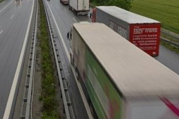 Die Anwohner von Reding bei Neuhaus am Inn hatten sich gegen den Bau eines Lkw-Parkplatzes und damit verbunden die Verlegung der Grenzkontrollen dort hin gewehrt. Nun lenkte das Bundesverkehrsministerium ein. −Foto: Archiv Jörg Schlegel