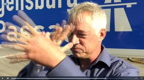 "Sie dürfen mich nicht kontrollieren!", Dirk Wildt, Vorsitzender der Passauer Landkreisgrünen, zeigt der Bayerischen Grenzpolizei eine lange Nase. | Standfoto: TRP1