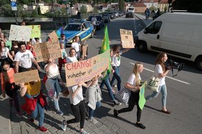 Fridays for Future: Die Demonstration errFridays for Future: Die Demonstration erreicht die Gotfried-Schäfer-Straße, der klima-schädliche Auto-Verkehr staut sich auf der Brücke über dem Inn | Foto: Dirk Wildteicht die Gotfried-Schäfer-Straße, der klima-schädliche Auto-Verkehr staut sich auf der Brücke über dem Inn.