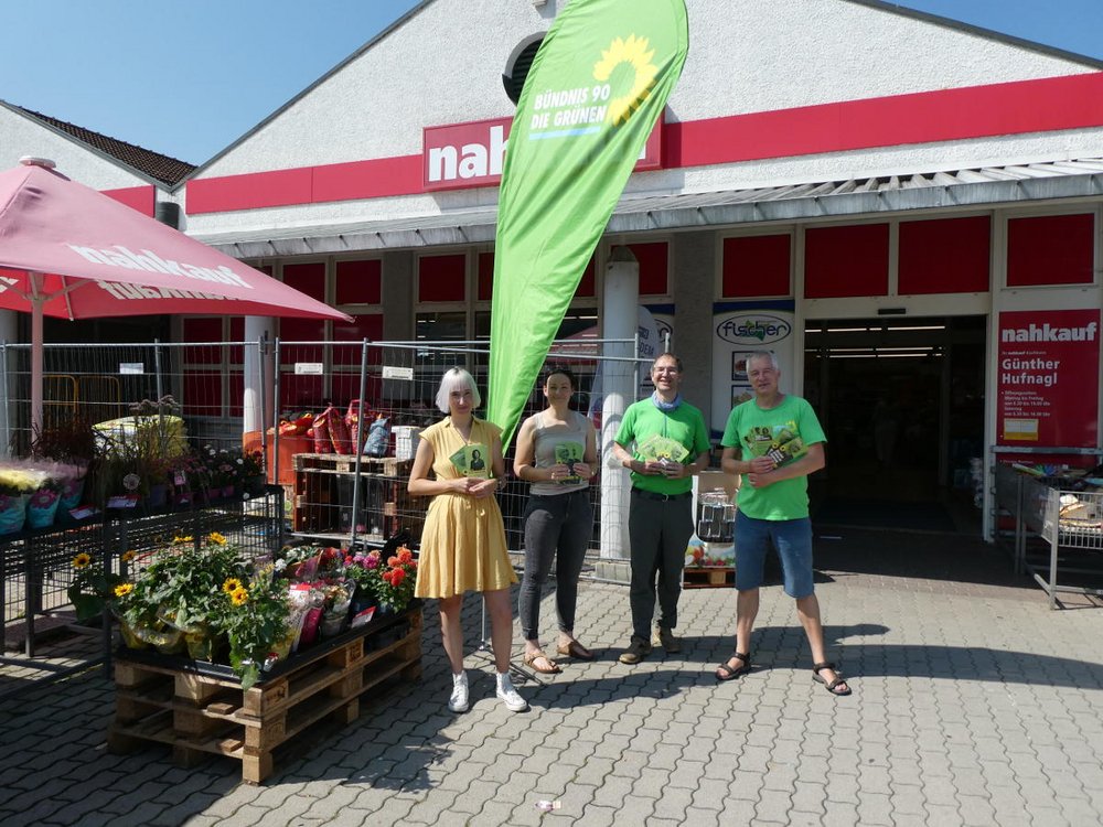 Wahlkampf in Neuhaus am Inn im Landkreis Passau: Direktkandidatin Stefanie Auer mit Vroni Lippl (Gemeinderätin), Franz Strehle und Dirk Wildt (Vorsitzender Landkreis-GRÜNE).