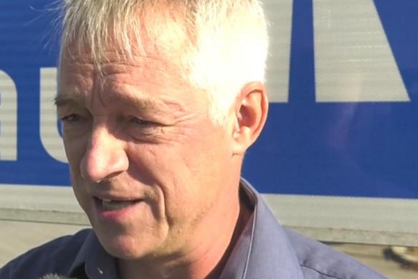 "Sie dürfen mich nicht kontrollieren!", Dirk Wildt, Vorsitzender der Passauer Landkreisgrünen, zeigt der Bayerischen Grenzpolizei eine lange Nase. | Standfoto: TRP1